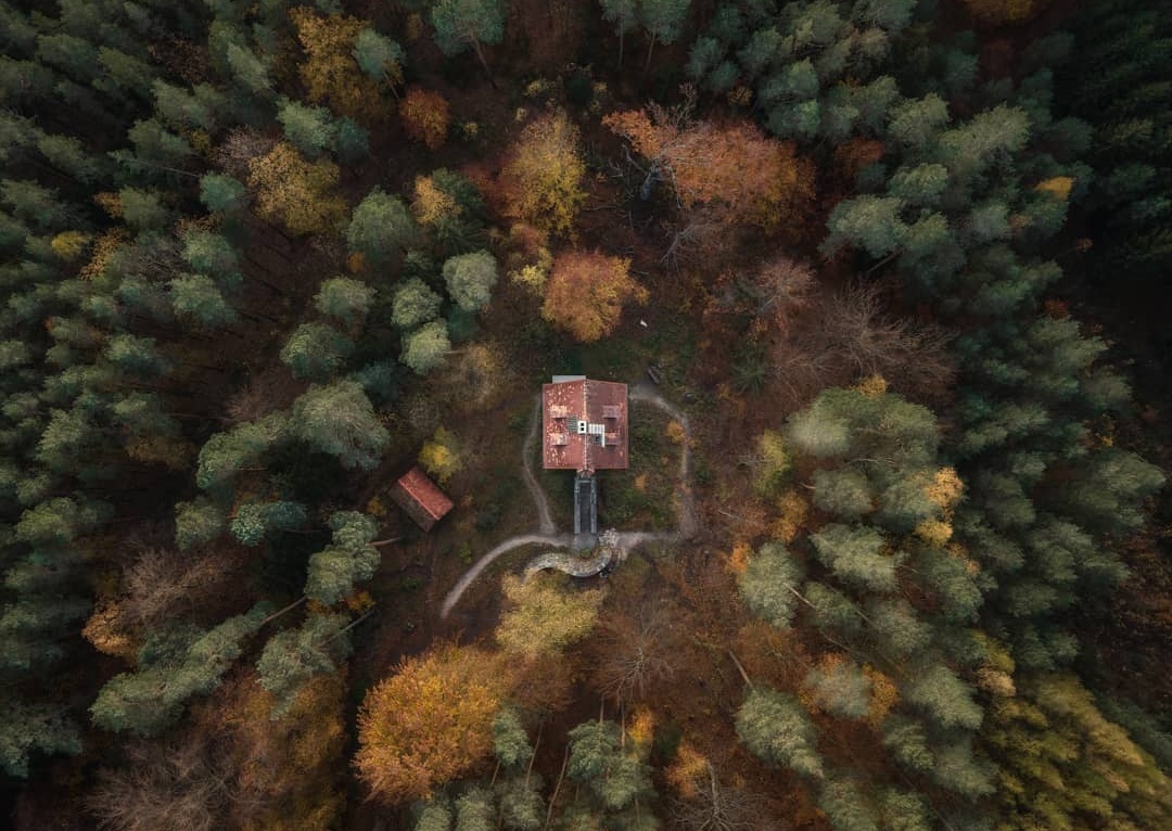 Drohnenfotografie Luftaufnahme eines Waldhauses