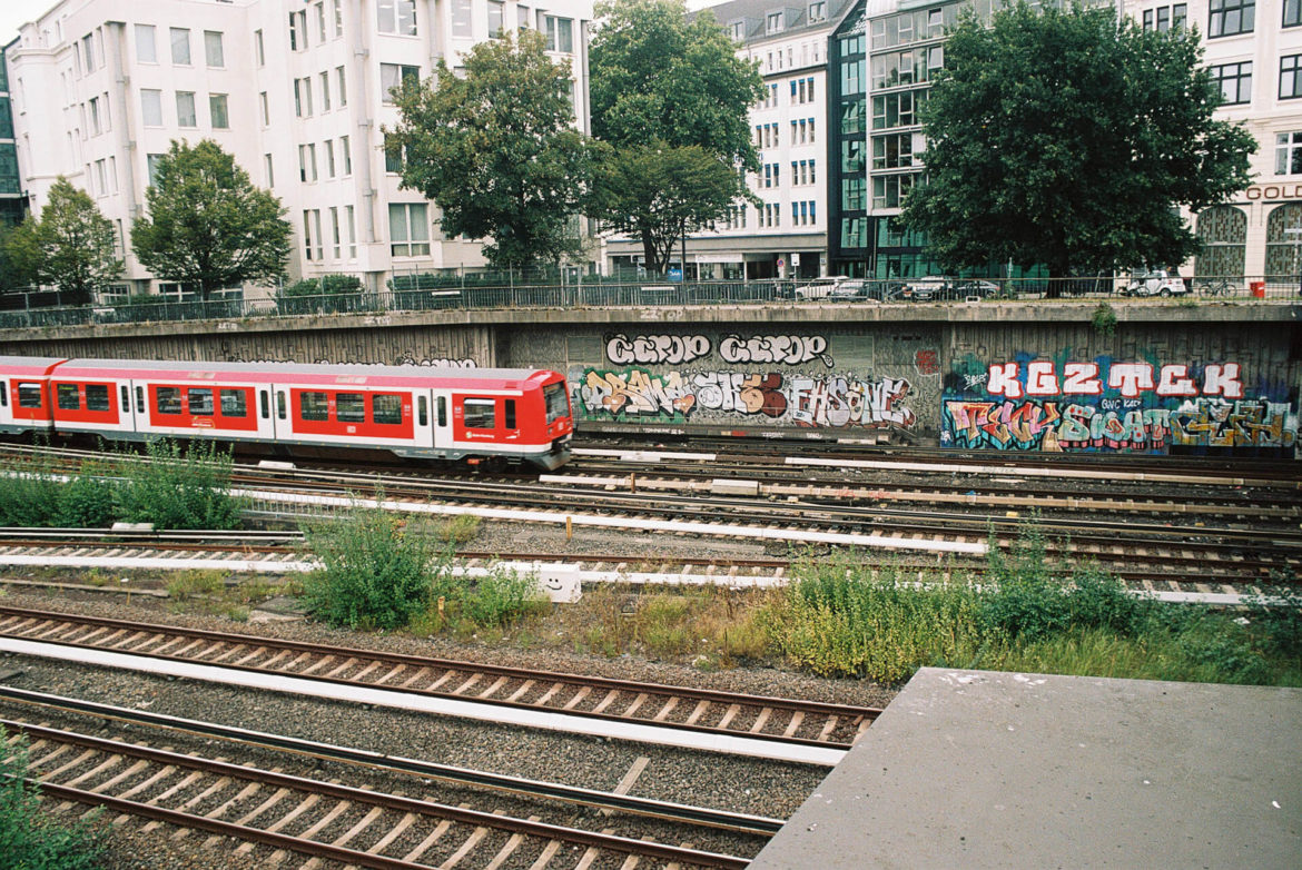 Hamburg Hauptbahnhof mit Graffiti und Zug